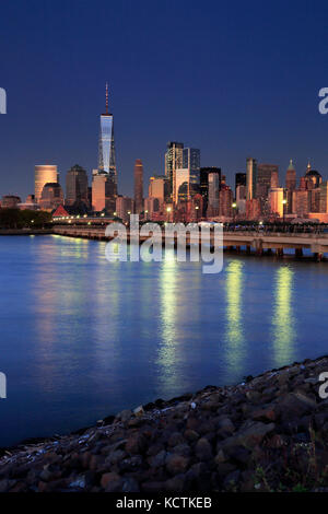 La vue de la nuit de Lower Manhattan skyline avec One World Trade Center tower dans Financial District et de Brooklyn.Manhattan,New York,New York.USA Banque D'Images