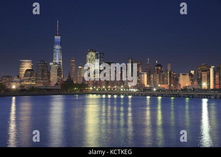 Vue nocturne de Lower Manhattan avec une tour du World Trade Center dans Financial Distic et Brooklyn.Manhattan, New York City, New York.USA Banque D'Images