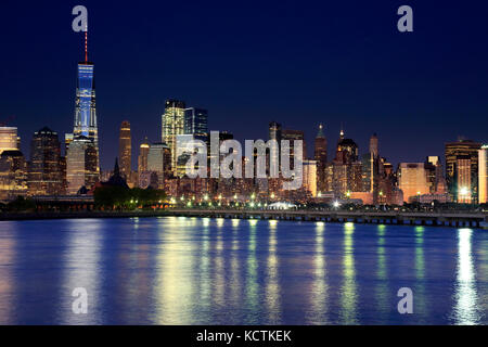 Vue nocturne de Lower Manhattan avec une tour du World Trade Center dans Financial Distic et Brooklyn.Manhattan, New York City, New York.USA Banque D'Images