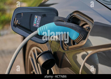 La BMW i8 à Munich, le 9 septembre 2017 Elektroauto BMW i8 hybride à une station de charge le 9 septembre 2017 à Munich, Allemagne. © Peter Schatz / Alamy S Banque D'Images