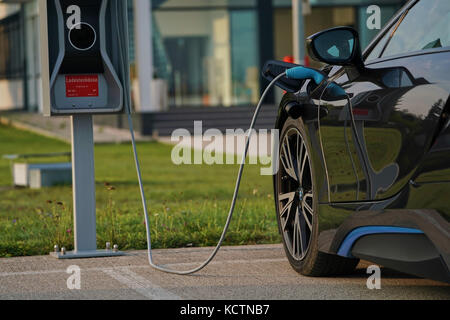 La BMW i8 à Munich, le 9 septembre 2017 Elektroauto BMW i8 hybride à une station de charge le 9 septembre 2017 à Munich, Allemagne. © Peter Schatz / Alamy S Banque D'Images