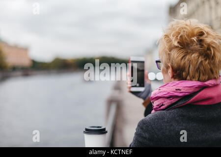 Woman taking shots de Waterfront Banque D'Images