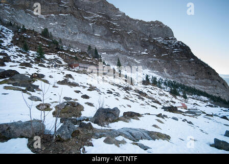 Refuge du Folly (fermé) dans la neige, Samoëns, Alpes françaises, France Banque D'Images