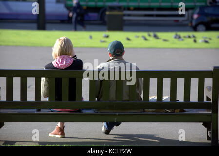 Assis om un banc regarder la vie aller par les touristes George Square Glasgow Banque D'Images