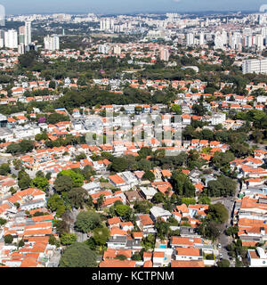 Vue aérienne du quartier d'Alto da Lapa dans la ville de São Paulo - Brésil. Banque D'Images