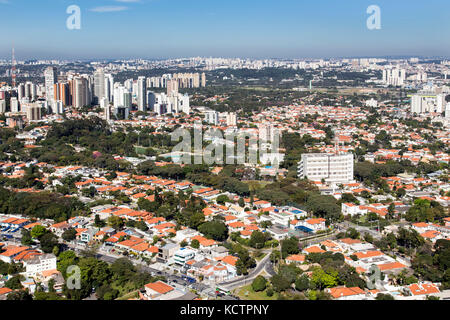 Vue aérienne du quartier d'Alto da Lapa dans la ville de São Paulo - Brésil. Banque D'Images