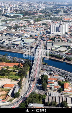 Vue aérienne d'un pont sur le marginal do Rio Tietê à São Paulo et Osasco Banque D'Images