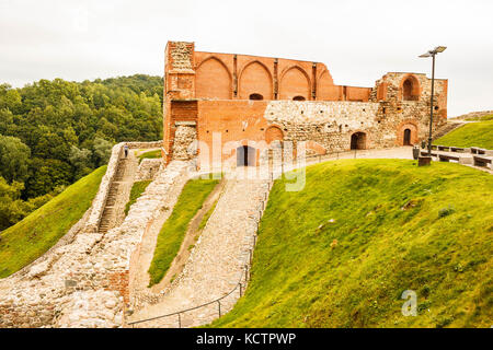 Château supérieur bâtiment historique en brique rouge sur la colline de gediminas à Vilnius, Lituanie Banque D'Images