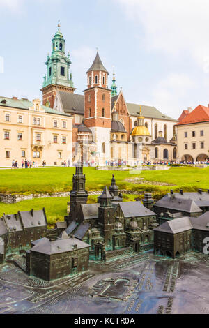 Cracovie, Pologne - 7 septembre 2016 : un modèle de Wawel avec l'original consigner vos bagages royal basilique des Saints Stanislas et Venceslas et o Banque D'Images