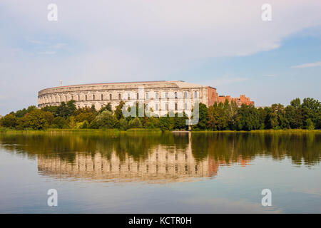 L'édifice inachevé de la salle des congrès (kongresshalle), une partie de l'ancien parti nazi rally motif à Nuremberg, Allemagne Banque D'Images