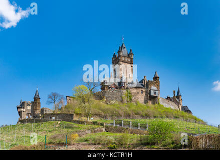 Portrait du célèbre château reichsburg Cochem, dans l'Eifel en Moselle en Allemagne avec ciel bleu. Banque D'Images
