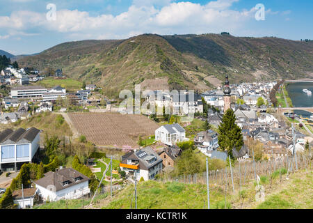 Vue sur la ville de Cochem, dans l'Eifel, en Allemagne, à partir de la colline du château, avec quelques vignes. Banque D'Images