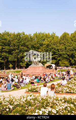 Varsovie, Pologne - 11 septembre 2016 : les personnes bénéficiant de l'air en plein concert de piano près de Frederic Chopin monument à Royal de Lazienki Park (parc des Thermes royaux), W Banque D'Images