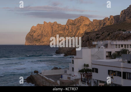 Extérieur de la station touristique avec chaîne de montagnes en arrière-plan, Cala San Vicente, Majorque, Iles Baléares, Espagne. Banque D'Images