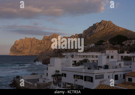 Extérieur de la station touristique avec chaîne de montagnes en arrière-plan, Cala San Vicente, Majorque, Iles Baléares, Espagne. Banque D'Images