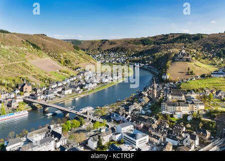Vue sur la célèbre ville de Cochem, dans l'Eifel avec la vallée de la moselle en Allemagne, et le château reichsburg cochem vers la droite. Banque D'Images