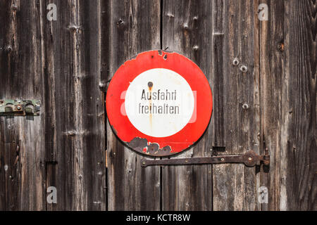 Panneau d'interdiction en allemand. ausfahrt freihalten (garder la sortie clair). vieille enseigne sur une porte en bois Banque D'Images