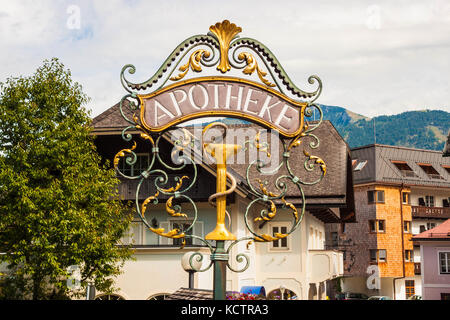 Bel ornement de métal forgé réputation street sign dans le village alpin St Gilgen, Autriche. Banque D'Images