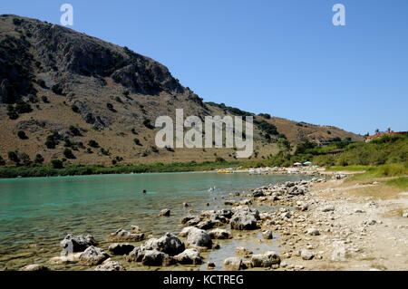 Vue sur le lac de Kournas, le seul lac d'eau douce sur l'île de Crète. Le nombre relativement intacte du lac est un endroit populaire pour les visites. Banque D'Images