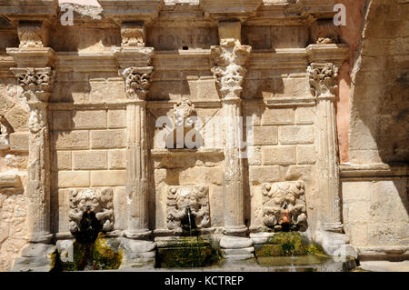 La fontaine Rimondi au centre de la vieille ville de la ville de Crète Rethymno. Il a été construit en 1626 sur l'emplacement d'une ancienne source d'eau. Banque D'Images