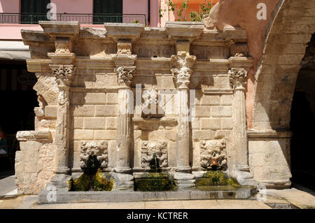La fontaine Rimondi au centre de la vieille ville de la ville de Crète Rethymno. Il a été construit en 1626 sur l'emplacement d'une ancienne source d'eau. Banque D'Images