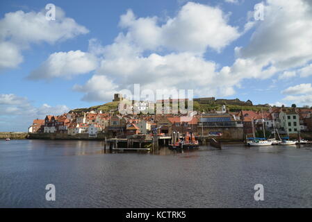 Vue panoramique de la ville portuaire, Whitby, North Yorkshire Banque D'Images