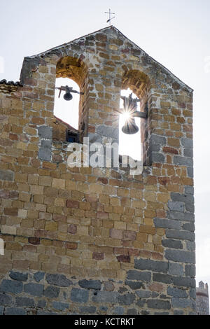 Deux vieilles cloches rétro-éclairé d'une ancienne église Banque D'Images