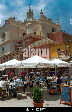 Église d'El Salvador et terrasse bar - ardoise avec liste de tapas, Séville, Andalousie, Espagne, Europe Banque D'Images