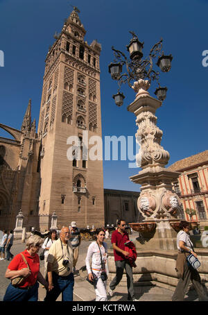 La Giralda et les touristes, Séville, Andalousie, Espagne, Europe Banque D'Images