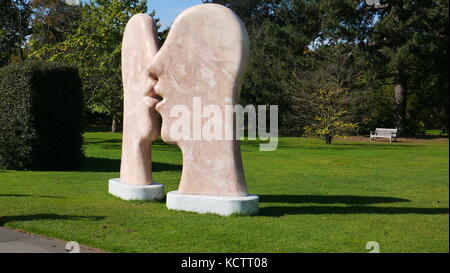 Une sculpture intitulée fermer par Paul vanstone à Kew botanical gardens Banque D'Images