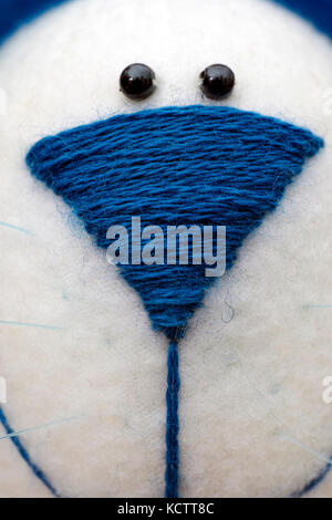 Close up of toy face avec blue nose. Banque D'Images