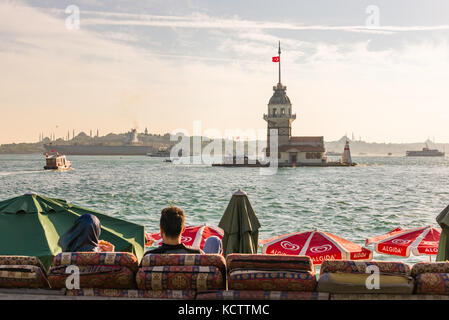 Maidens Tower (Kiz Kulesi) et la corne avec des gens assis en profitant de la vue Istanbul, Turquie Banque D'Images