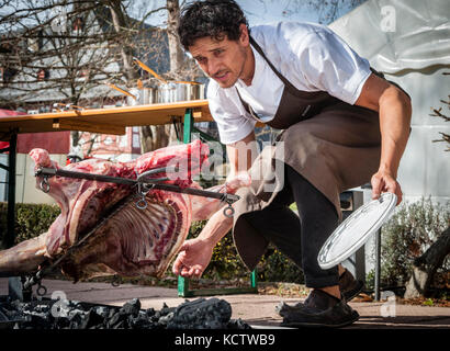 Rodolfo Guzman, chef étoilé au guide Michelin, prépare de l'agneau grillé dans le style ao Patagonia (agneau Patagonien inversé - cuit de l'intérieur - plus de 8 heures) lors du festival gastronomique Rheingau à Hattenheim, Eltville am Rhein, Allemagne Banque D'Images