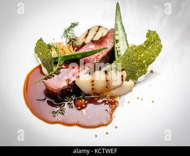 Plat gastronomique du chef étoilé au Michelin Thomas Figovc Banque D'Images