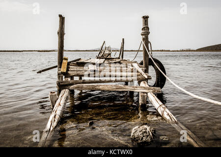 Un petit quai en bois pour les bateaux de pêche à la rivière Acheloos mooth Banque D'Images