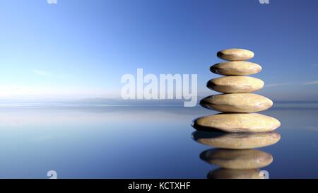 Pile de pierres zen de grande à petite dans l'eau avec le ciel bleu et le paysage paisible arrière-plan. Banque D'Images