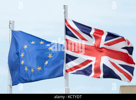 L'Union européenne et britannique (Union Jack), je vois des drapeaux côte à côte en Chypre.