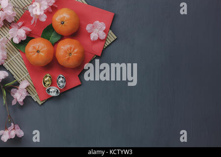 Vue aérienne de décorations du Nouvel An lunaire chinois & concept background.mélanger des éléments et des oranges sur gris classique grunge accueil table office.autre langue m Banque D'Images