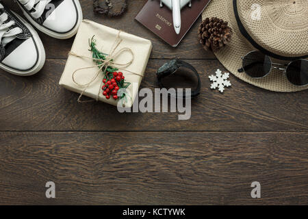 Voir ci-dessus d'ornements et de décorations joyeux noël et bonne année avec accessoire à travel concept background.plusieurs élément signe sur la modernisation de la rus Banque D'Images
