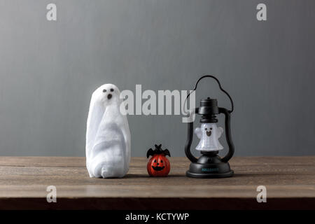 Différence de mélanger des objets décoration halloween concept festival background.accessoire indispensable sur les éléments en bois brun rustique moderne à la maison offic Banque D'Images