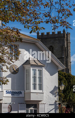 Musée de Sidmouth, Hope Cottage, dans la rue de l'Église, avec la tour Saint-Nicolas et l'église paroissiale de St Giles derrière. Banque D'Images