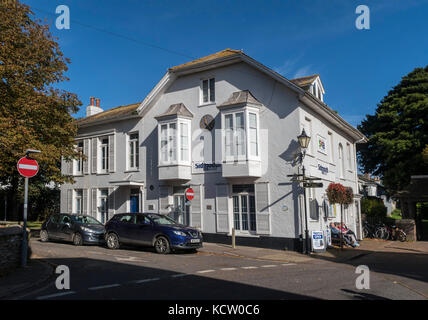 Musée de Sidmouth, Hope Cottage, dans la rue de l'Église, avec la tour Saint-Nicolas et l'église paroissiale de St Giles derrière. Banque D'Images