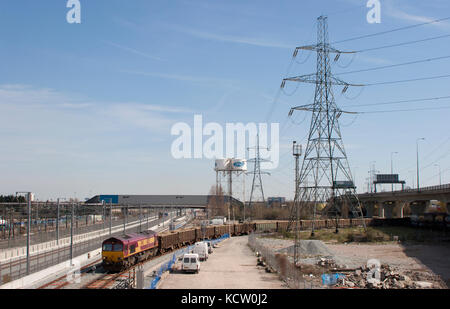 Un EWS locomotive classe 66, un train de marchandises de travail chargé de sable à Dagenham Dock dans l'Essex. Banque D'Images