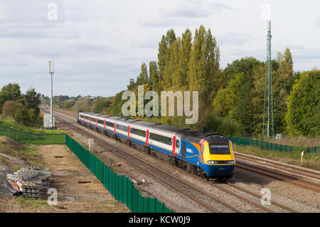 Un East Midlands Trains TVH se dirige vers le sud le long de la ligne principale au Midland Bromham. Banque D'Images