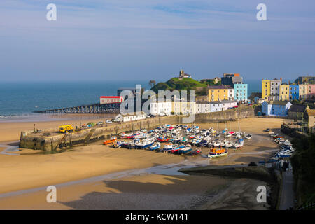 Une vue sur le port à marée basse (Pembrokeshire Coast National Park. La baie de Carmarthen, Tenby, Pembrokeshire, Pays de Galles, Royaume-Uni, Angleterre Banque D'Images