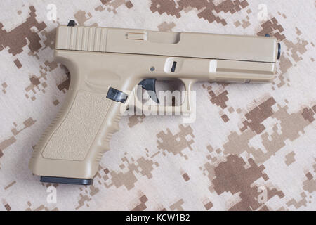 Handgun on camouflage Banque D'Images