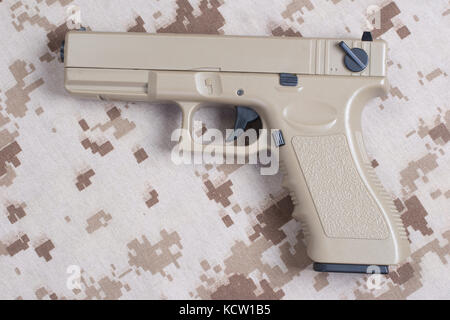 Handgun on camouflage Banque D'Images