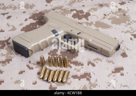 Handgun on camouflage Banque D'Images