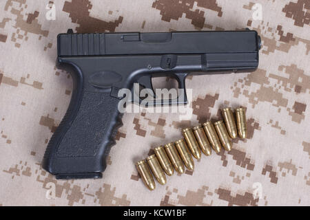 Handgun on camouflage Banque D'Images