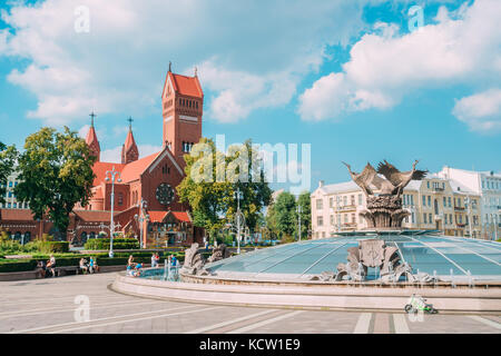 Minsk, Biélorussie. Place de l'indépendance avec dôme de verre de Stolica Stolitsa, centre commercial souterrain et vue sur l'église rouge catholique romaine de sain Banque D'Images